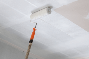 Peindre un plafond techniques et astuces pour un résultat parfait