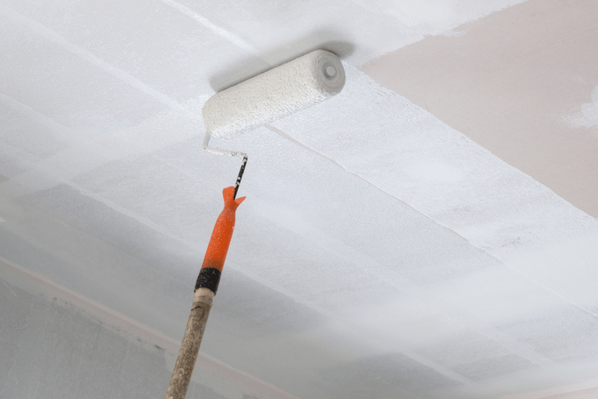 Peindre un plafond techniques et astuces pour un résultat parfait